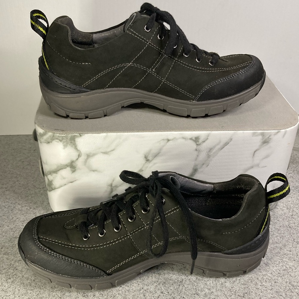 Clark’s waterproof wave walks. Dark dark olive. Size 7 lace ups. B 9‎